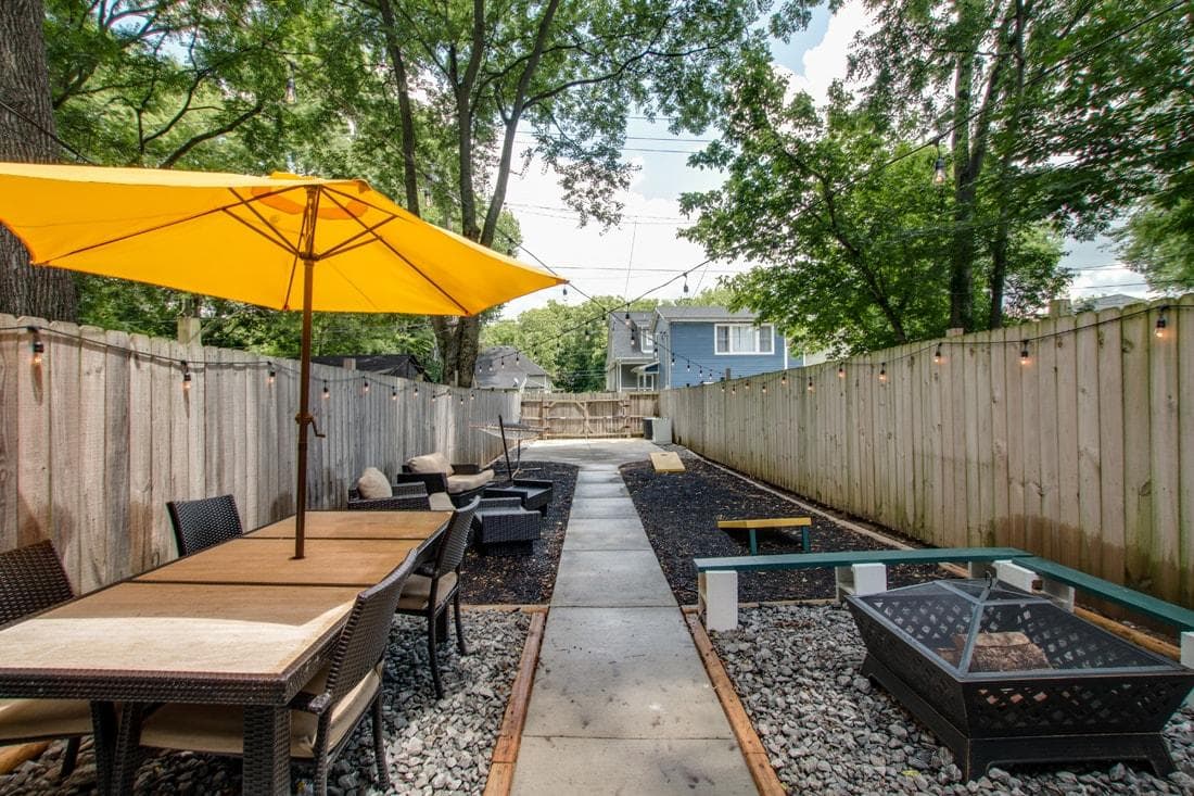 Private Backyard! 4 Queen Beds! 2 Full Bathrooms! 2 Vanities! 1 Mile to downtown!