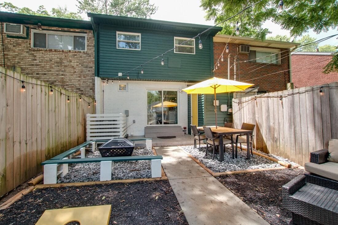 Private backyard with Fire pit, outdoor dining area, hammock and free parking!